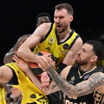 Guduric intenta hacerse con el balón en presencia de Mike James