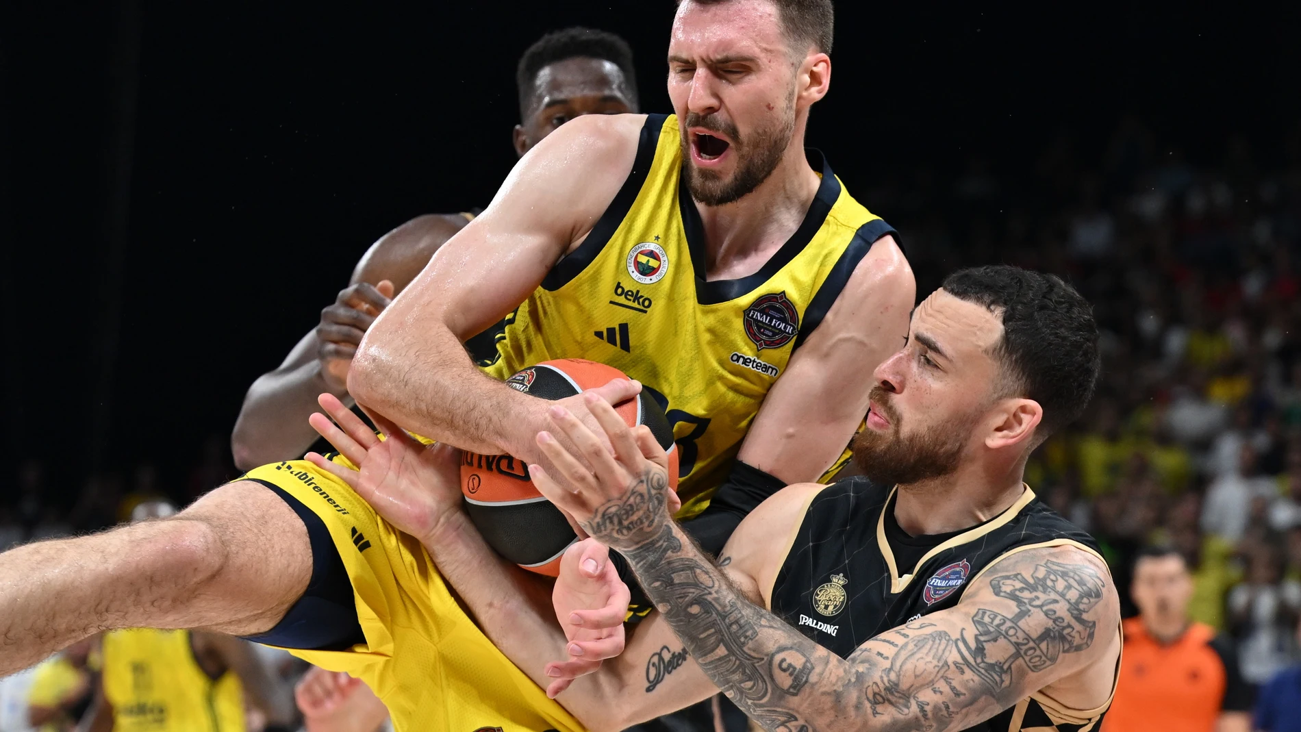 Guduric intenta hacerse con el balón en presencia de Mike James