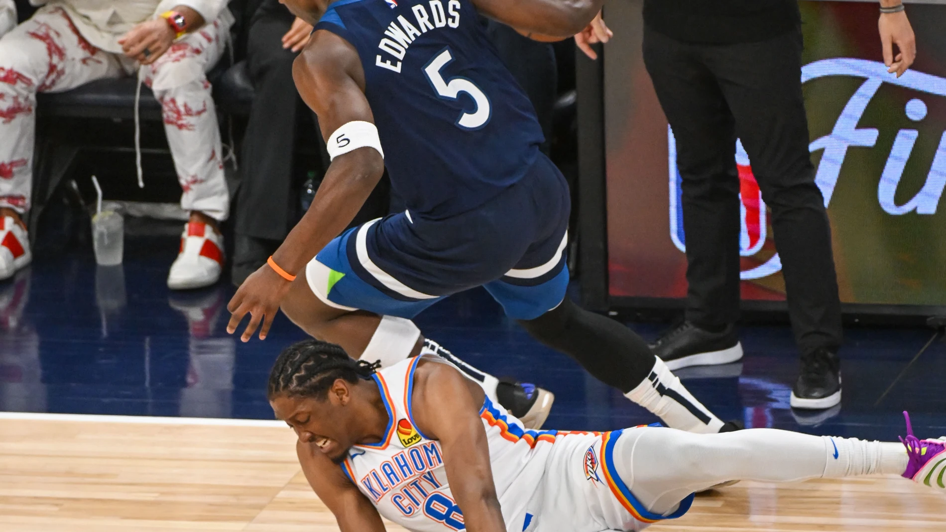 Los Minnesota Timberwolves arrollaron a los Thunder en el tercer partido de la final del Oeste