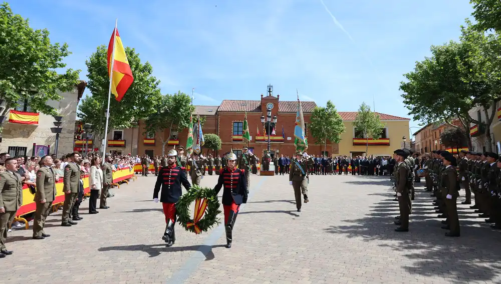 Ofrenda floral a los que dieron su vida por España durante el homenaje a la bandera en la Plaza Mayor de Cigales