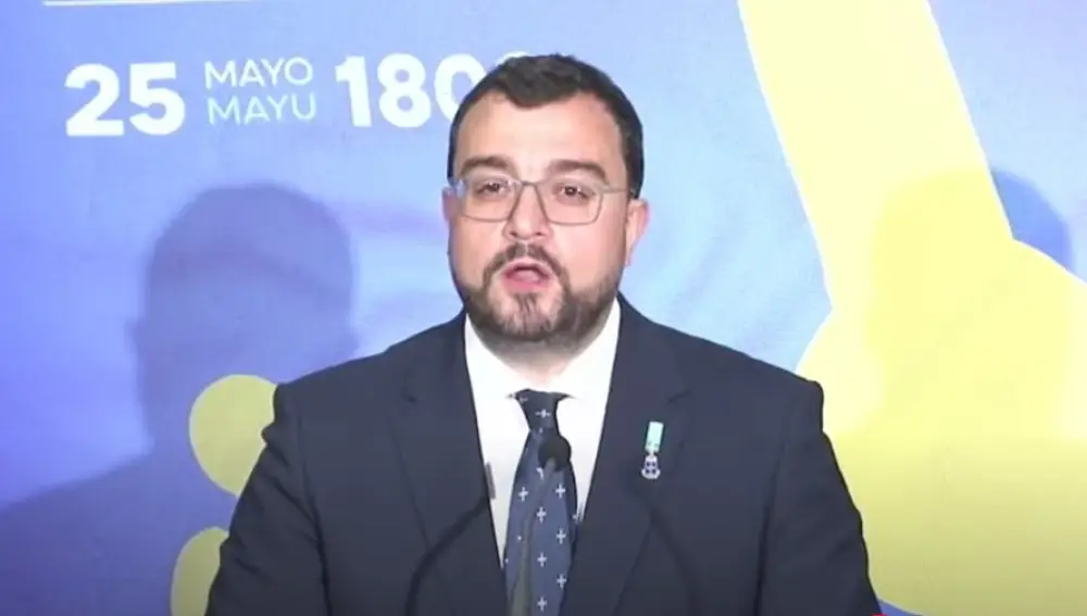 El presidente del Principado, Adrián Barbón, durante el acto institucional del Día de la Bandera.
