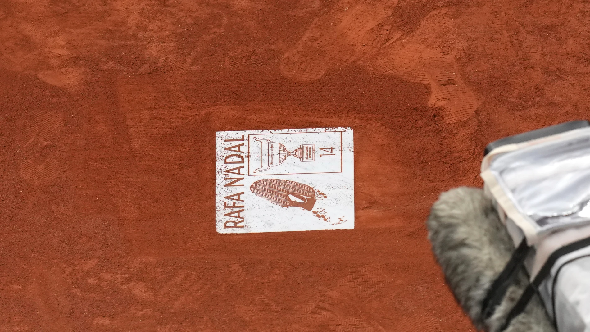 A sign for Rafa Nadal is placed during a farewell ceremony at center court Philippe-Chatrier, at the Roland-Garros stadium, in Paris, Sunday May 25, 2025. (AP Photo/Christophe Ena)
