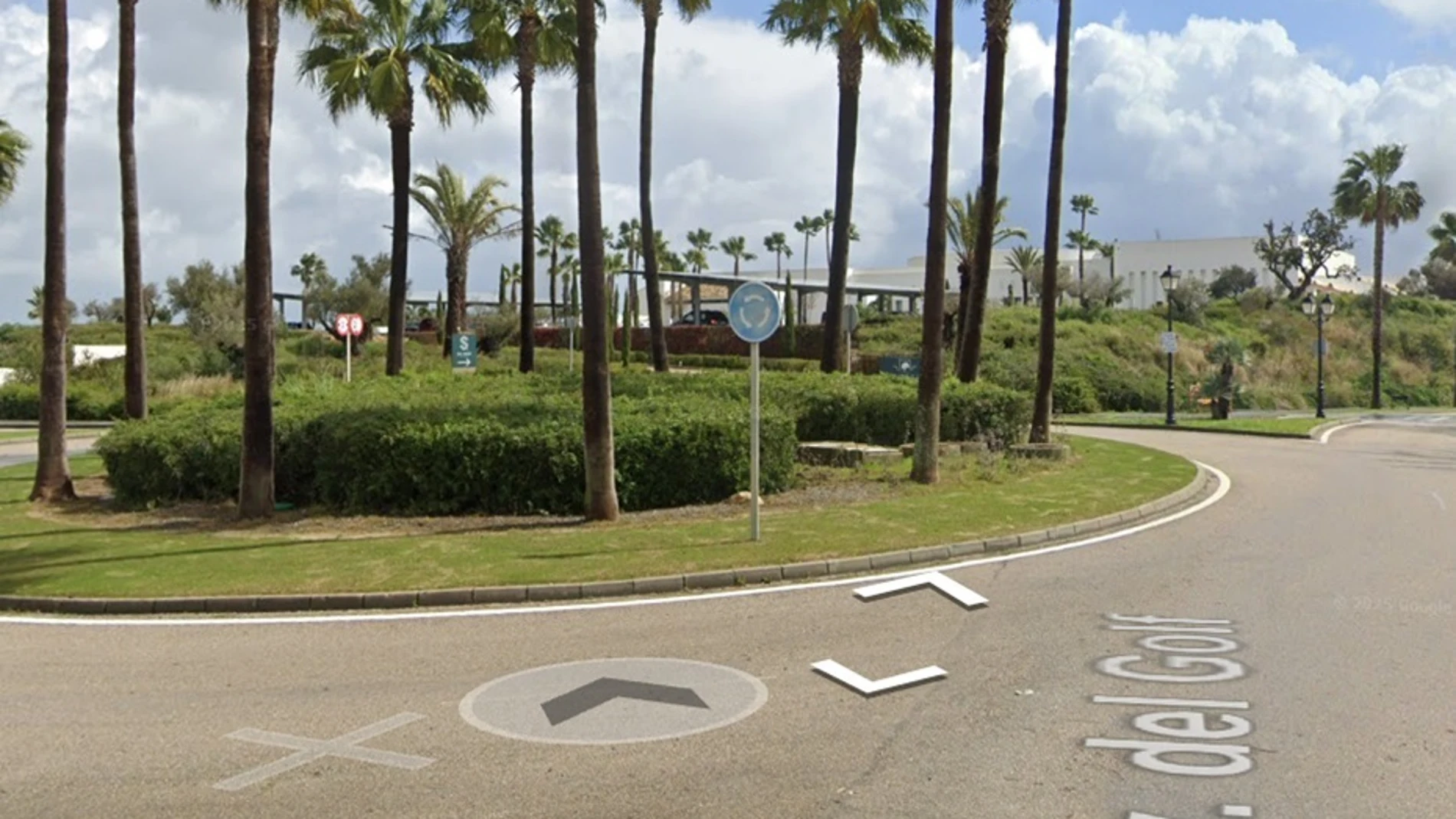 Rotonda de entrada a la urbanización La Alcaidesa en San Roque
