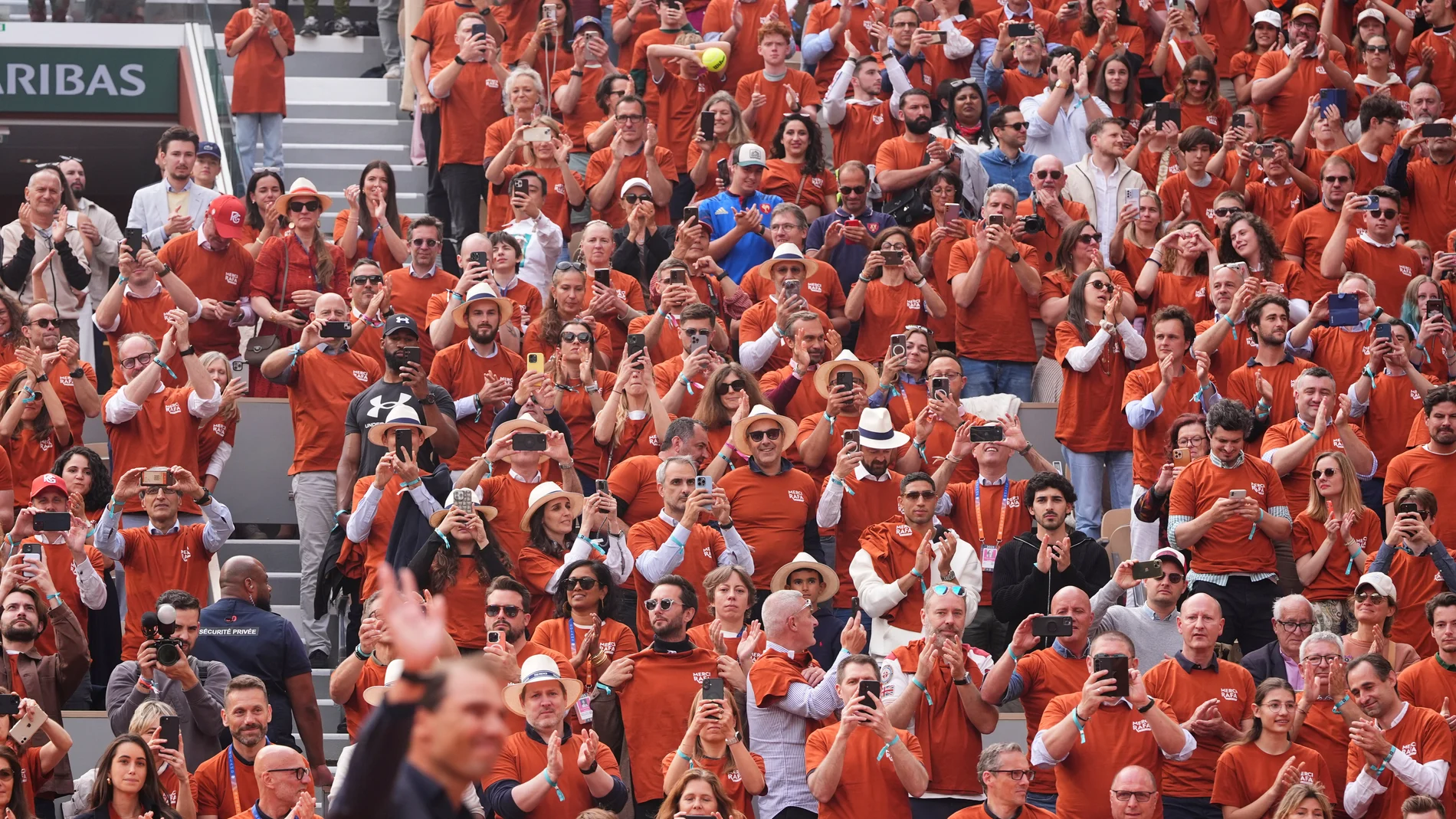 El público, en el homenaje a Nadal con las camisetas color arcilla roja