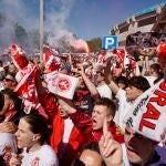 Aficionados junto al Estadio Reino de León celebran el ascenso