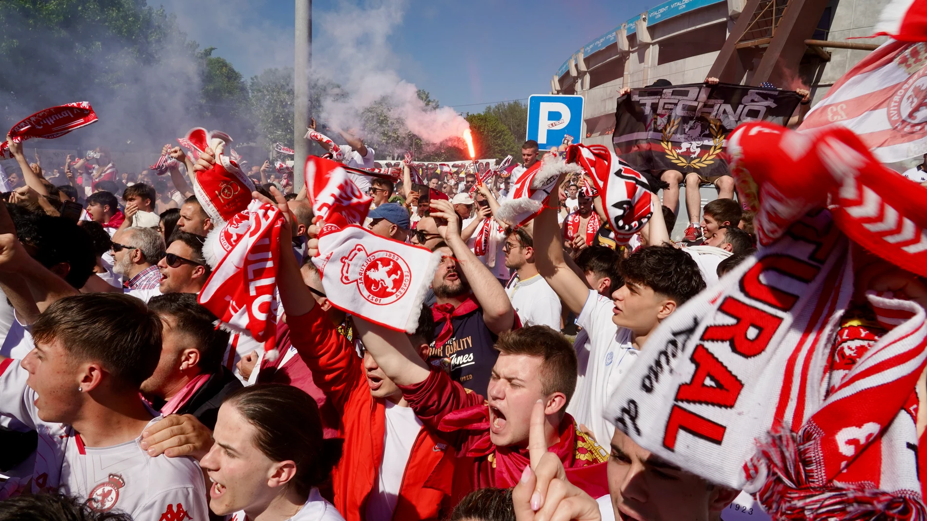 Aficionados junto al Estadio Reino de León celebran el ascenso