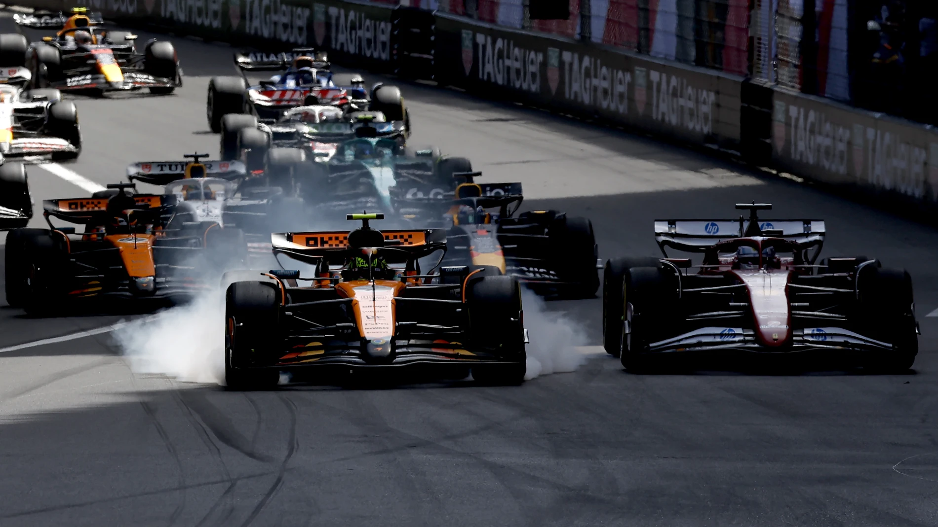 Monaco (Monaco), 25/05/2025.- McLaren driver Lando Norris (C) of Britain leads Scuderia Ferrari driver Charles Leclerc (R) of Monaco at the start of the Formula One Grand Prix of Monaco at the Circuit de Monaco in Monte Carlo, Monaco, 25 May 2025. (Fórmula Uno, Reino Unido) EFE/EPA/YOAN VALAT