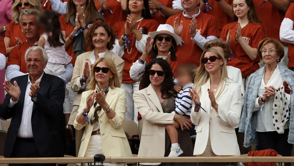 Xisca Perelló con su hijo en el homenaje a Rafa Nadal en Roland Garros.