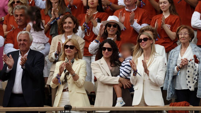 Xisca Perelló con su hijo en el homenaje a Rafa Nadal en Roland Garros.