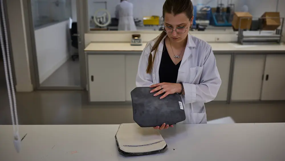 Reportaje en la empresa FECSA, fundada en 1934 cuenta con más de 90 años de experiencia en la fabricación y suministro de productos textiles técnicos para el sector del laboral y militar. Son líderes en el desarrollo tecnológico de productos de protección y seguridad, y en la construcción de chalecos antibalas