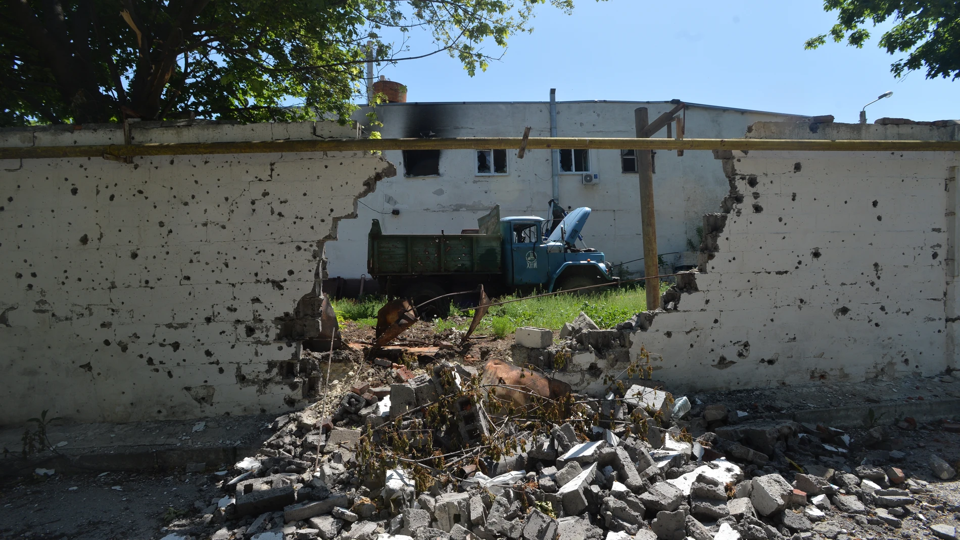 (Foto de ARCHIVO) KHARKOV, June 6, 2022 -- Photo taken on June 2, 2022 shows damaged building and vehicle in Kharkov, Ukraine. Europa Press/Contacto/Peter Druk 06/06/2022 ONLY FOR USE IN SPAIN