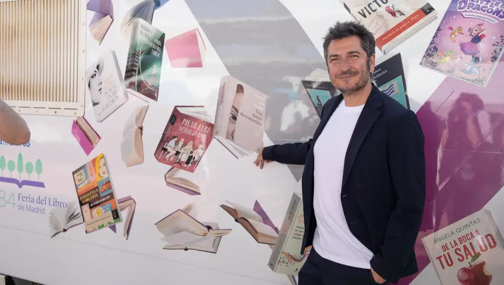 Carlos del Amor posando frente al vagón del Tren de la Cultura