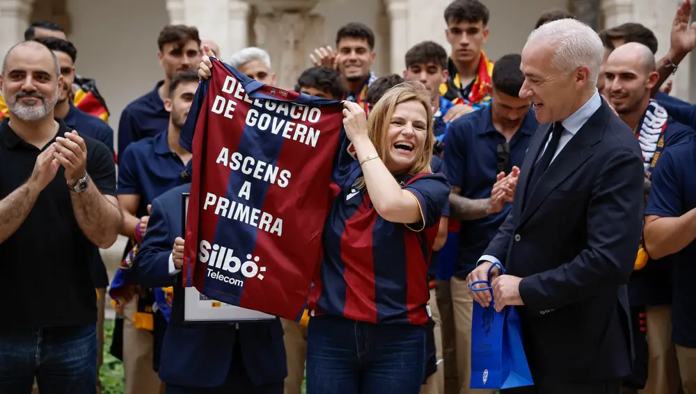 La delegada del Gobierno recibe al recién ascendido Levante UD