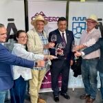 Carlos García durante la firma con representantes de la DO Vinos de Cebreros