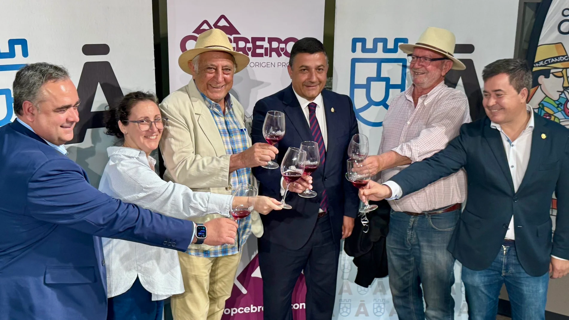 Carlos García durante la firma con representantes de la DO Vinos de Cebreros