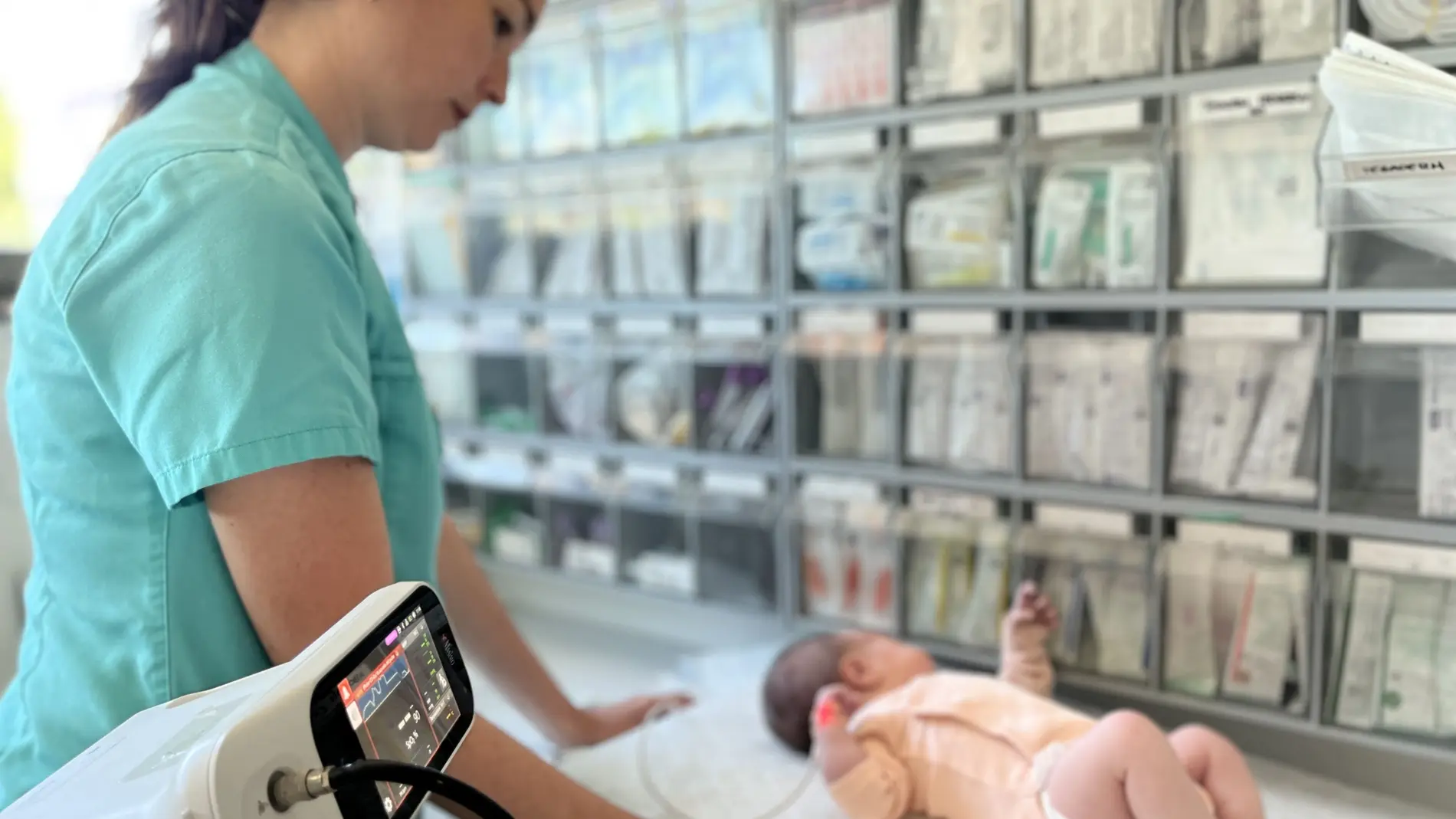 Enfermera del Materno-Infantil Quironsalud realiza un cribado cardiopatías