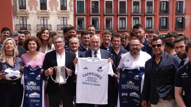 Carnero y su corporación municipal posan con la camiseta de campeones de la Copa del Rey junto a jugadores, cuerpo técnico y directivos del VRAC