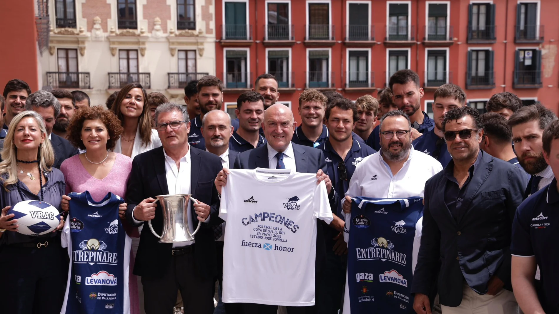 Carnero y su corporación municipal posan con la camiseta de campeones de la Copa del Rey junto a jugadores, cuerpo técnico y directivos del VRAC