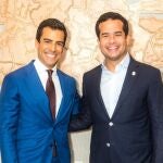 Omar Fernández (derecha), hijo de Leonel Fernández, ex presidente de la República Dominicana y actual senador, junto a Juan Gonzalo Ospina (izquierda)