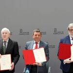 Antonio Miguel Méndez Pozo, Luis Miguel González Gago y Santiago Aparicio, durante la firma del convenio
