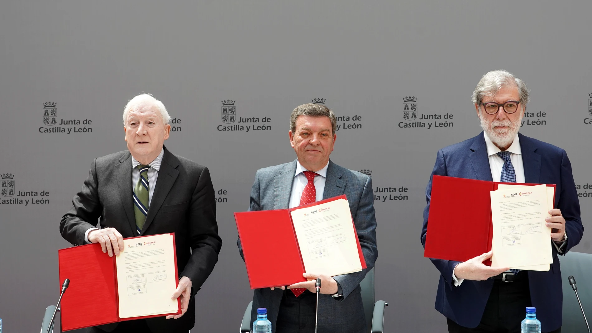 Antonio Miguel Méndez Pozo, Luis Miguel González Gago y Santiago Aparicio, durante la firma del convenio