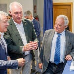 Santonja conversa con José Mazarías y José María Bravo mientras contemplan la huella digital