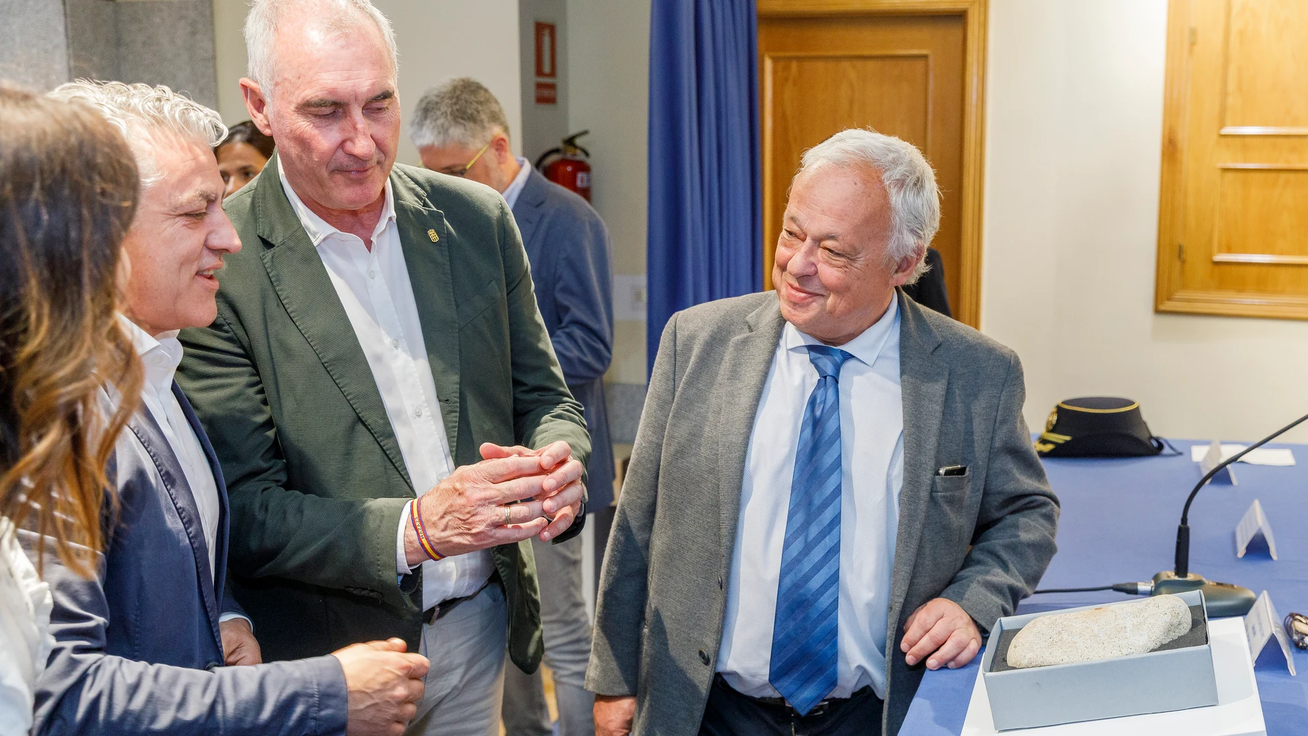 Santonja conversa con José Mazarías y José María Bravo mientras contemplan la huella digital