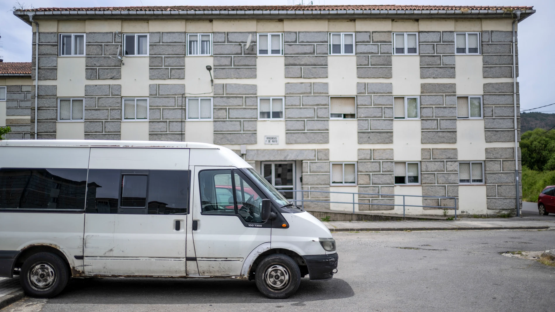 VERÍN (OURENSE), 26/05/2025.- Vista del barrio Primero de Mayo de la localidad ourensana de Verín, donde un hombre ha sido detenido como presunto responsable de disparar a su ex, que estaba incluida en el sistema VioGén según fuentes de la investigación. El suceso ocurrió el domingo y fue una particular que presenció todo la que dio la alerta. EFE/ Brais Lorenzo