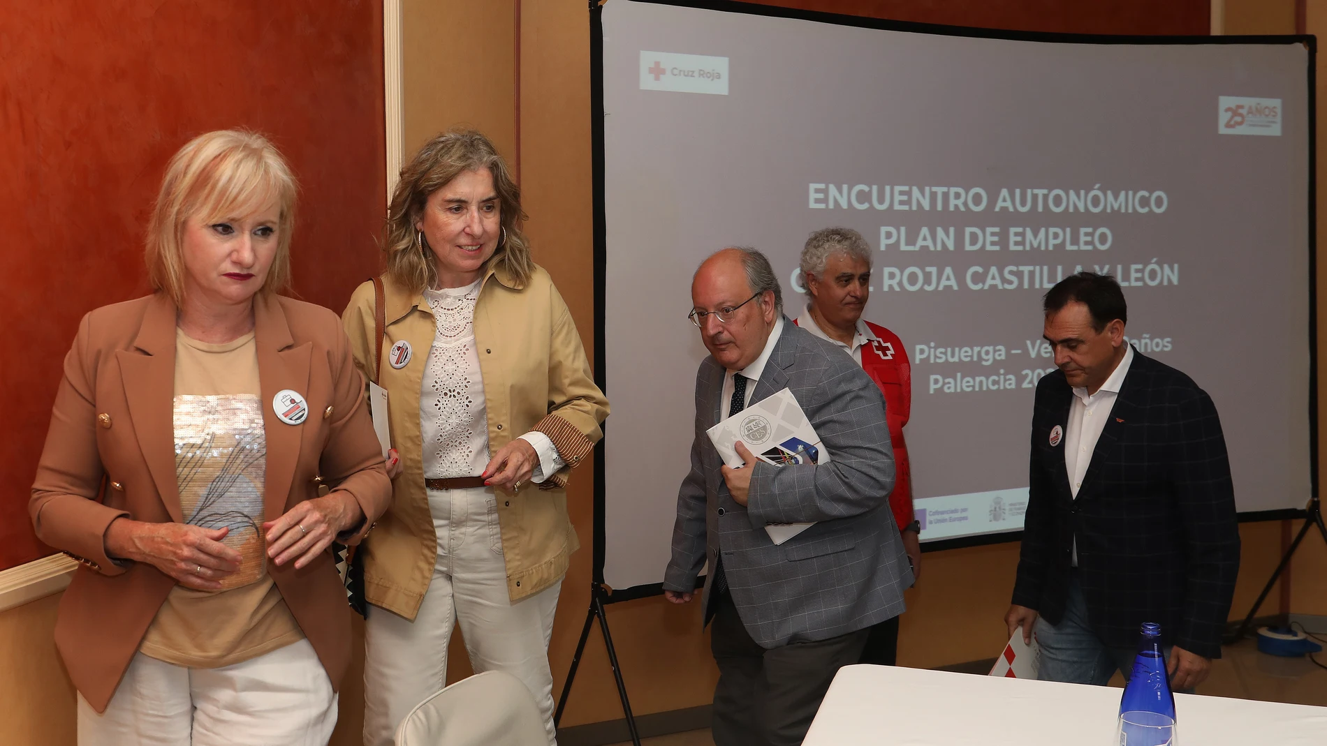 La consejera de Industria, Comercio y Empleo, Leticia García; junto a la presidenta de Cruz Roja de Castilla y León, Rosa Urbón(2I); y al presidente del CESCyL, Enrique Cabero(3I), entre otros, inaugura el Encuentro Autonómico Plan de Empleo Castilla y León de Cruz Roja