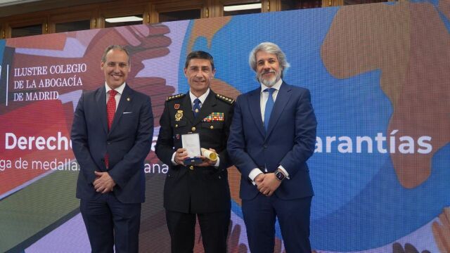 El decano del ICAM, Eugenio Ribón, (izquierda) en la entrega de la medalla de la hermandad de la Abogacía de Madrid al comisario Manuel Soto Seoane (centro)