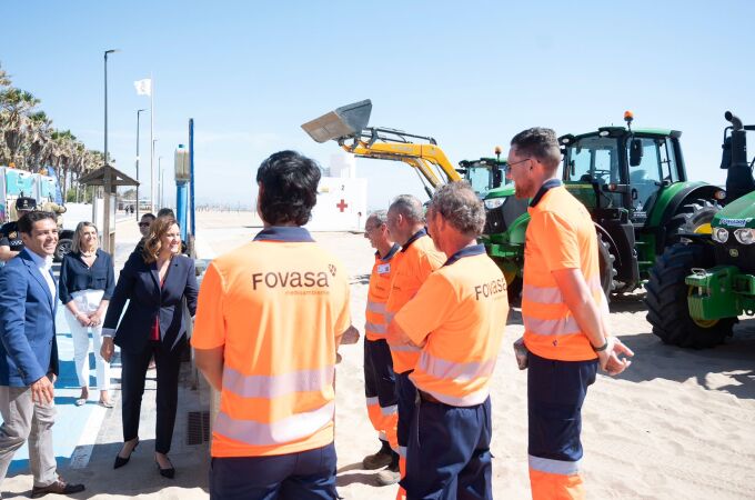 La alcaldesa, María José Catalá, con el concejal de Agua, Carlos Mundina, en la presentación del Plan de Seguridad y Salvamento de Playas para el verano 2025
