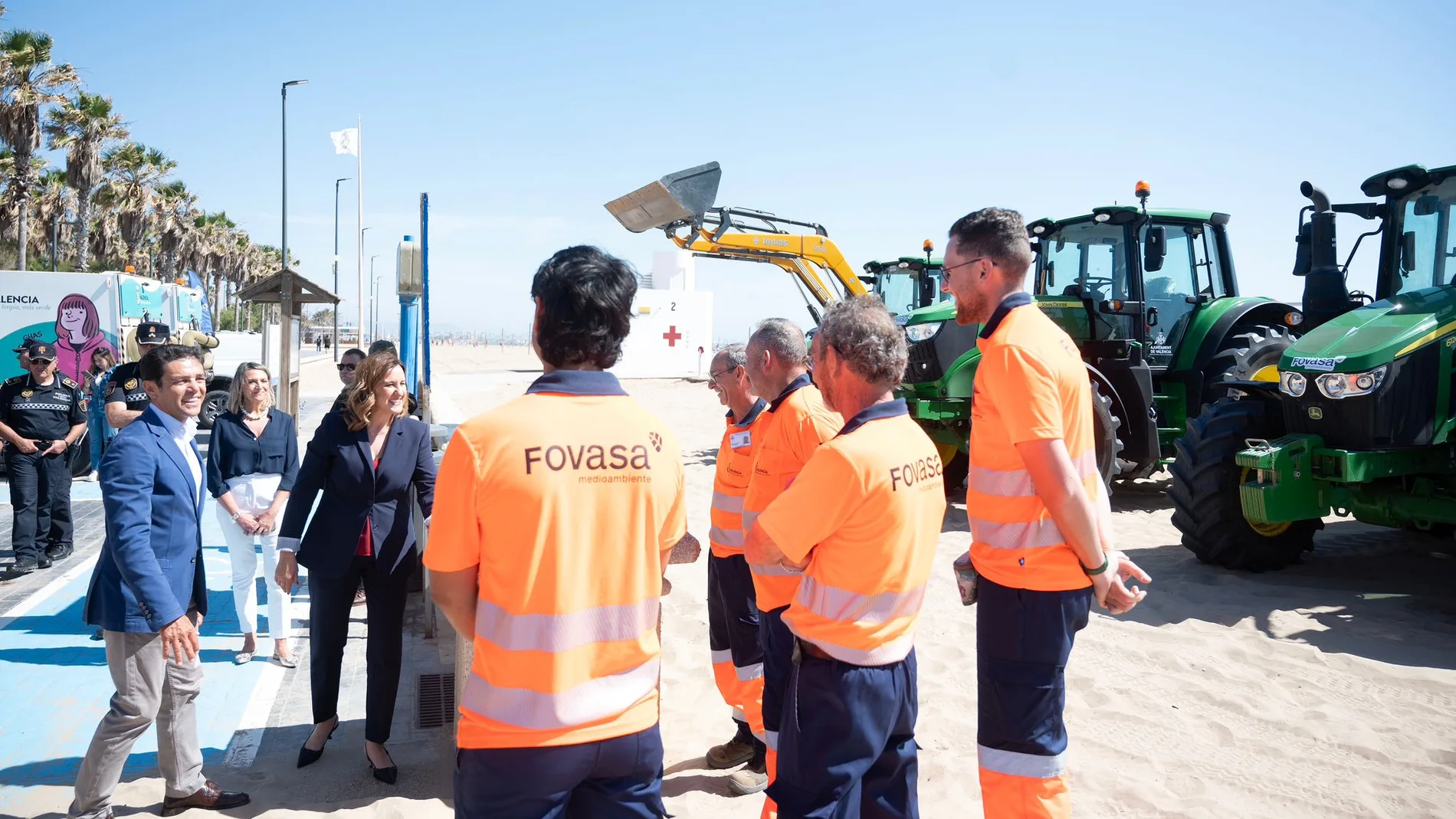 La alcaldesa, María José Catalá, con el concejal de Agua, Carlos Mundina, en la presentación del Plan de Seguridad y Salvamento de Playas para el verano 2025