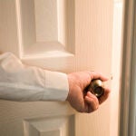 Este es el motivo por el que algunas personas cierran la puerta de su dormitorio antes de dormir, según la psicología 