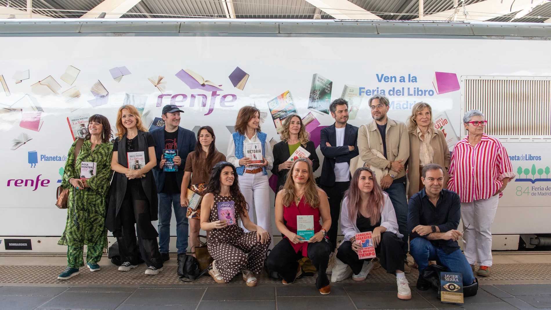 Los autores que han viajado en el Tren de la Cultura junto a la directora de la Feria del Libro de Madrid