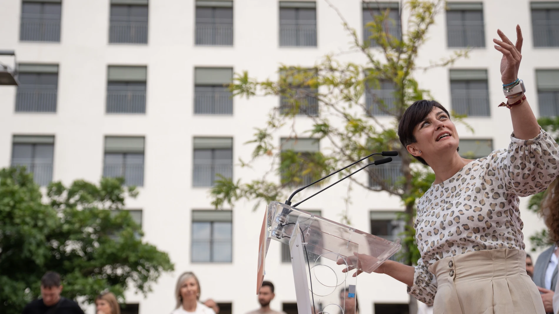 La ministra de vivienda, Isabel Rodríguez, interviene durante la entrega de las llaves a los nuevos inquilinos de una promoción pública de alquiler asequible, a 26 de mayo de 2025, en Barcelona, Cataluña (España). El acto simboliza el compromiso de las administraciones para aumentar el parque de vivienda pública y combatir la dificultad de acceso a la vivienda en Barcelona, una de las ciudades con mayor presión inmobiliaria de España. 26 MAYO 2025 David Zorrakino / Europa Press 26/05/2025