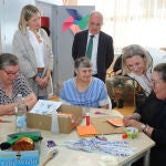 La vicepresidenta de la Junta de Castilla y León y consejera de Familia e Igualdad de Oportunidades, Isabel Blanco(2D), junto a la gerente de la Fundación, Eva del Río(2I),entre otros, visita las instalaciones de la Fundación San Cebrián y charla con algunos de los usuarios de la misma
