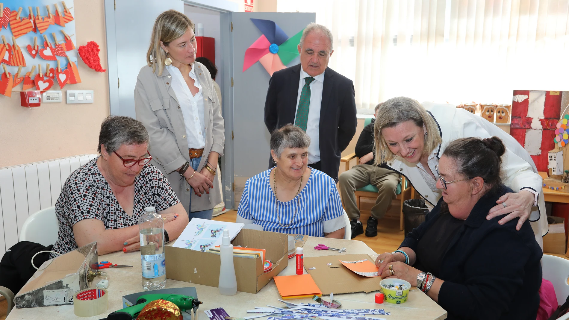 La vicepresidenta de la Junta de Castilla y León y consejera de Familia e Igualdad de Oportunidades, Isabel Blanco(2D), junto a la gerente de la Fundación, Eva del Río(2I),entre otros, visita las instalaciones de la Fundación San Cebrián y charla con algunos de los usuarios de la misma