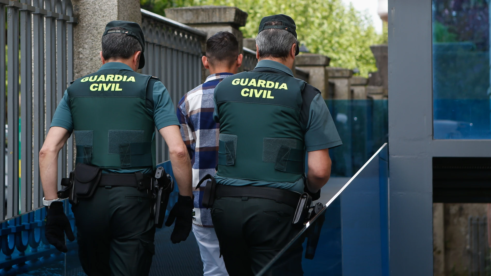 J.U.V.S, autor confeso de la muerte de Cristina Cabo Buján a su llegada al juicio por su asesinato en la Audiencia Provincial de Lugo, a 26 de mayo de 2025, en Lugo, Galicia (España). Los hechos se remontan al 1 de diciembre de 2022, cuando el acusado conoció a la fallecida, una mujer que regentaba una tienda de productos ecológicos en la calle Mallorca, en un local nocturno del casco histórico y luego la acompañó a casa. Tras una discusión, el cuerpo de la mujer fue encontrado sin vida al dí...
