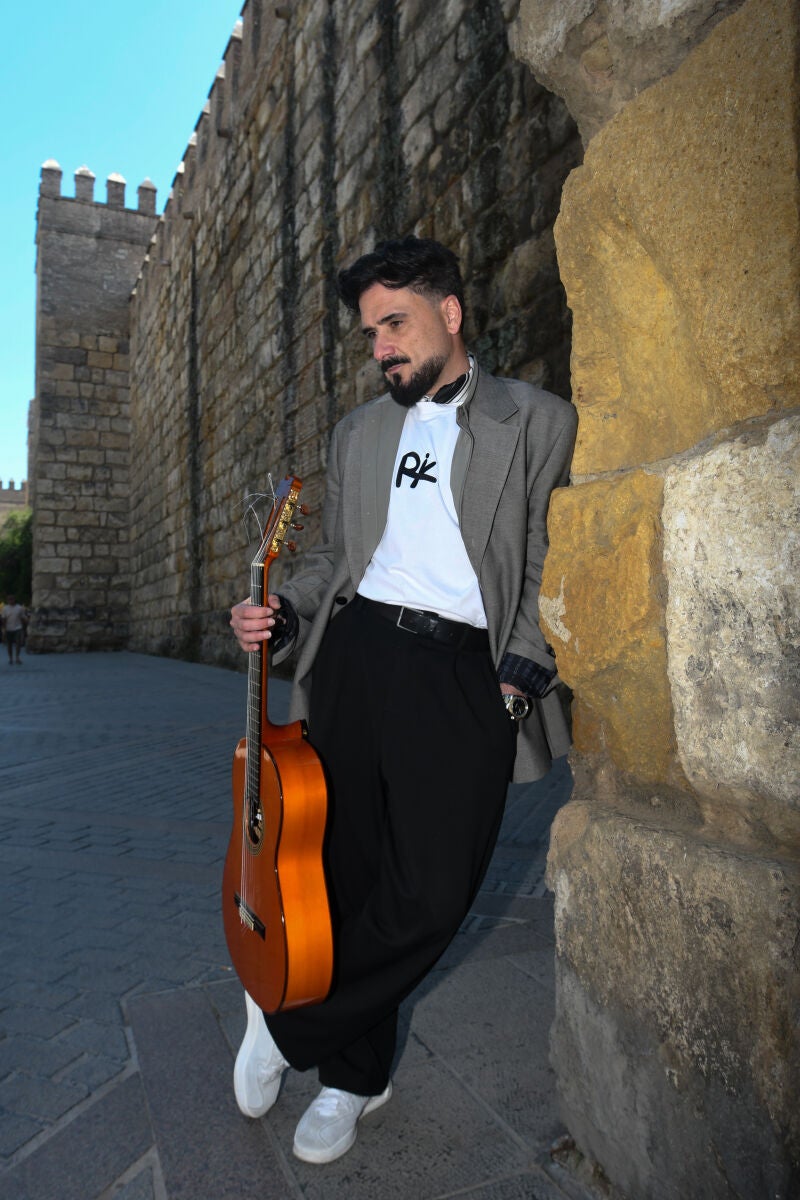 Riki Rivera posa con su guitarra