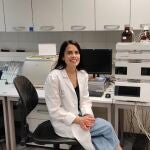 Ángela García Solaesa, doctora en Ciencia y Biotecnología Alimentaria, en el laboratorio