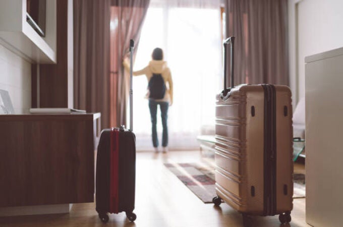 El motivo por el que no colocar tu equipaje en la cama al llegar a un hotel 