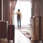 El motivo por el que no colocar tu equipaje en la cama al llegar a un hotel 