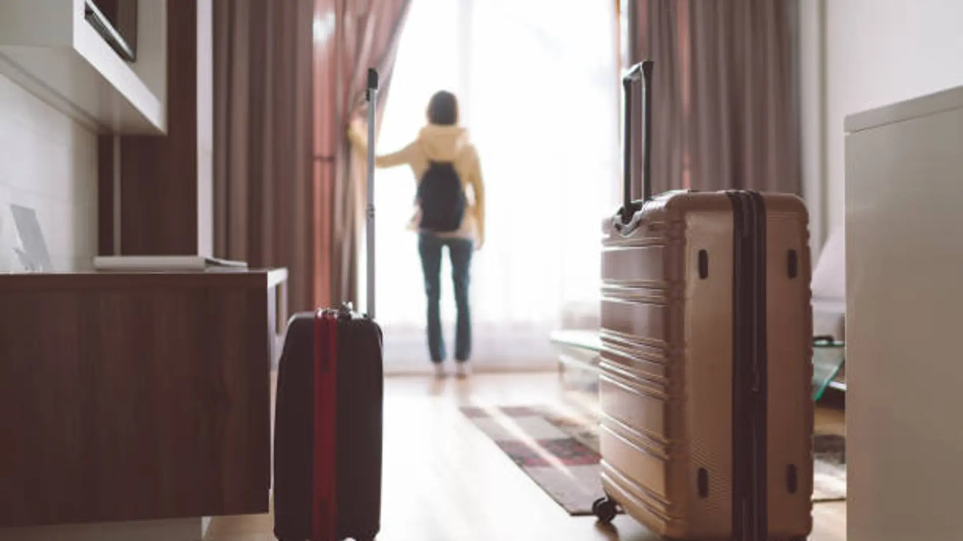 El motivo por el que no colocar tu equipaje en la cama al llegar a un hotel