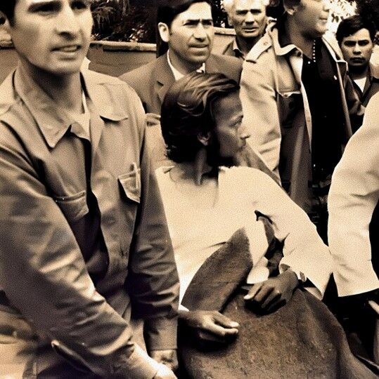 Eduardo Strauch, en el centro de la imagen tapado con una mata, el día del rescate, en 1972, 76 días después del accidente