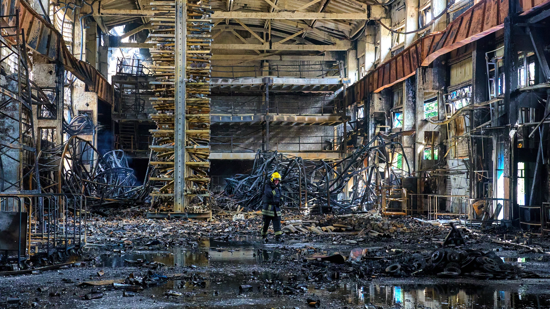 Vasyshcheve (Ukraine), 26/05/2025.- Ukrainian firefighters and rescuers work at the site of a damaged storage facility of a private factory following an overnight attack in Vasyshcheve, near Kharkiv, Ukraine, 26 May 2025, amid the ongoing Russian invasion. According to the Ukraine's State Emergency Service, Russia launched early on 26 May another large-scale attack with over 300 drones across Ukraine, with a warehouse destroyed and set on fire as a result on the outskirts of Kharkiv. (Rusia, ...