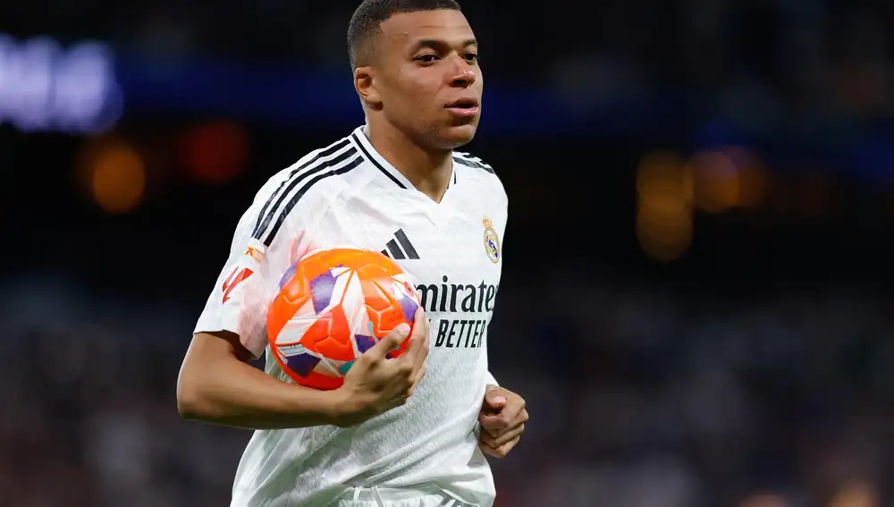 MADRID.-El delantero del Real Madrid Kylian Mbappé, Pichichi y Bota de Oro 2024-25