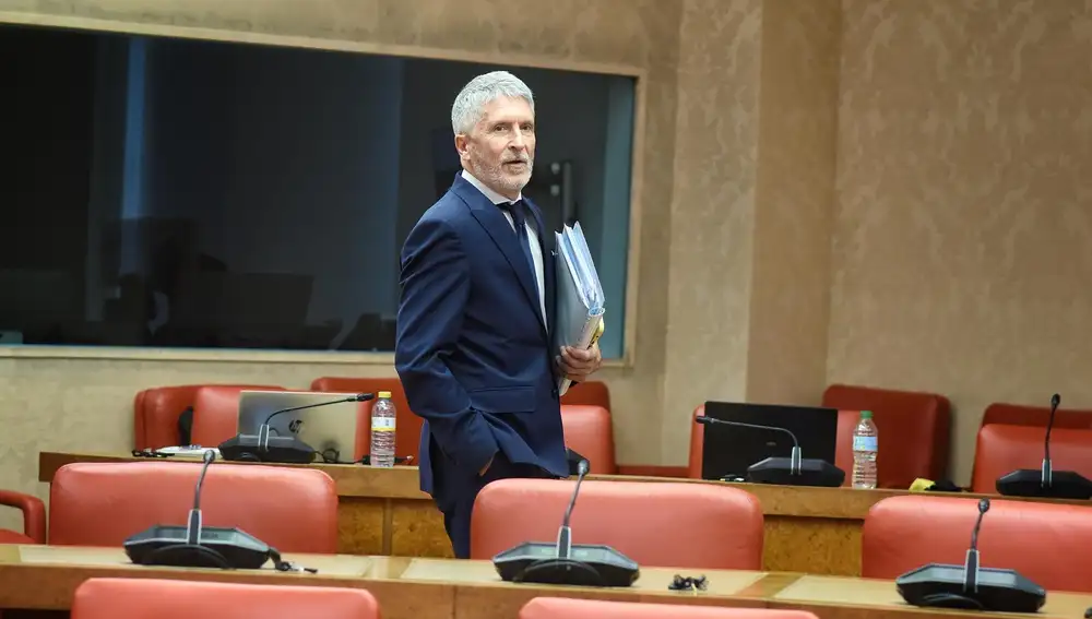 AMP2.- Marlaska dice que "defiende a la UCO" impidiendo que desde "dentro se dediquen a torpedear sus investigaciones"