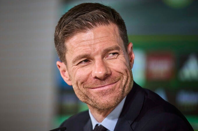 El exjugador del Real Madrid Xabi Alonso es presentado como nuevo entrenador del equipo este lunes en Madrid. 