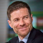 El exjugador del Real Madrid Xabi Alonso es presentado como nuevo entrenador del equipo este lunes en Madrid. 