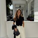Influencer con el look ideal para ir a la oficina en junio.